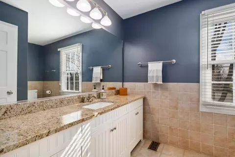Bath - 4208 Oaksbury Ln, Rolling Meadows, IL 60008 photo 3 of 4