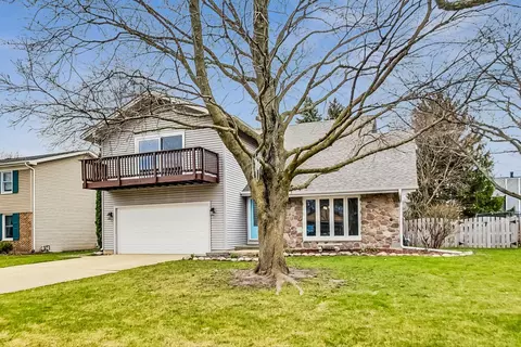 1043 Cedar Crest Dr, Crystal Lake, IL 60014
