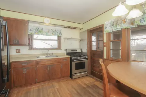 Kitchen - 33 E Walnut Ave, Des Plaines, IL 60016 photo 1 of 4