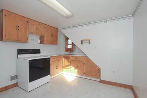 Kitchen - 33 E Walnut Ave, Des Plaines, IL 60016 photo 3 of 4