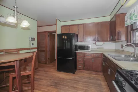 Kitchen - 33 E Walnut Ave, Des Plaines, IL 60016 photo 2 of 4