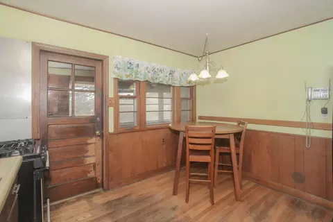 Dining - 33 E Walnut Ave, Des Plaines, IL 60016 photo 2 of 2