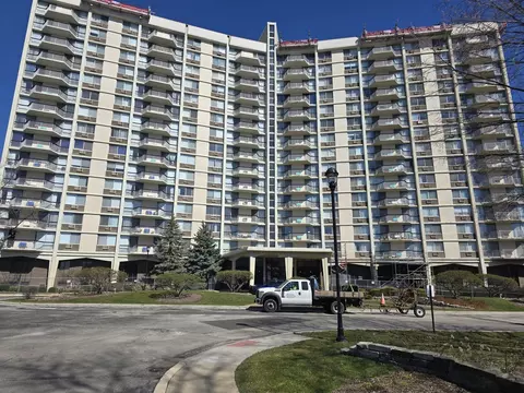 40 N Tower Rd #6M, Oak Brook, IL 60523