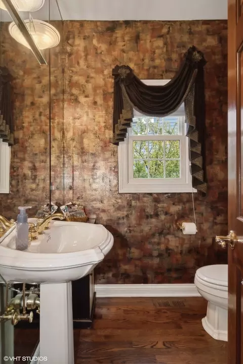 Bath - 2919 Beth Ln, Naperville, IL 60564 photo 1 of 5