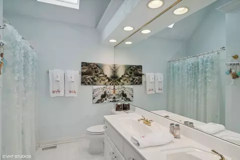Bath - 2919 Beth Ln, Naperville, IL 60564 photo 5 of 5