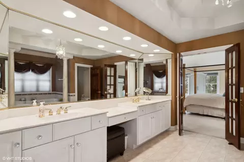 Bath - 2919 Beth Ln, Naperville, IL 60564 photo 3 of 5