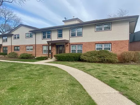 226 Washington Sq #B, Elk Grove Village, IL 60007