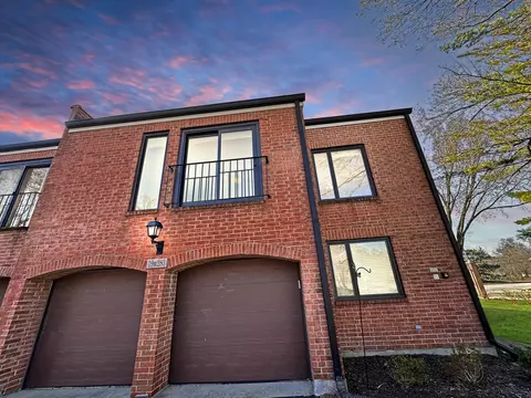 19 W283 Governors Trl, Oak Brook, IL 60523