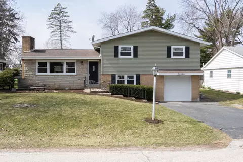 34646 Iroquois Trl, Mchenry, IL 60051