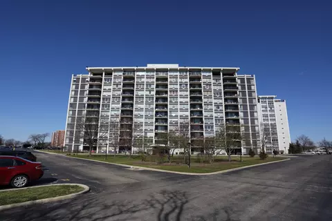 8809 W Golf Rd #10D, Niles, IL 60714