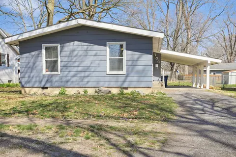 704 E Lincoln St, Monticello, IL 61856