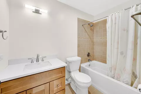 Bath - 1210 Monarch Ln, Hoffman Estates, IL 60192 photo 2 of 3