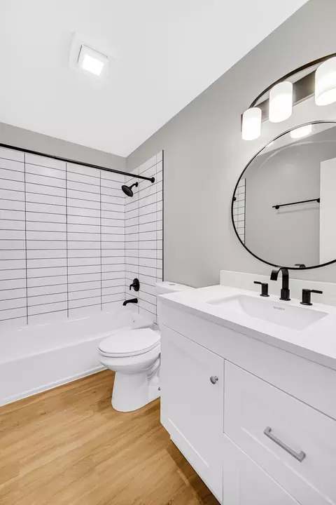 Bath - 1210 Monarch Ln, Hoffman Estates, IL 60192 photo 3 of 3