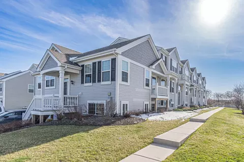 1808 Ruby Dr, Pingree Grove, IL 60140