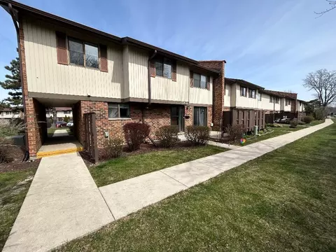 7354 Winthrop Way #8, Downers Grove, IL 60516
