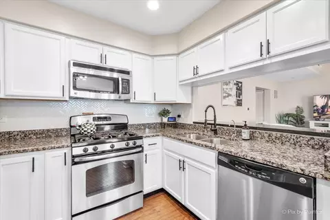 Kitchen - 4560 Topaz Dr, Hoffman Estates, IL 60192 photo 3 of 4