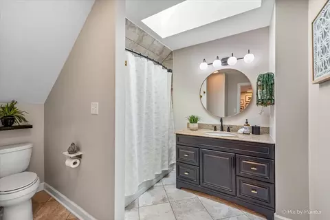 Bath - 4560 Topaz Dr, Hoffman Estates, IL 60192 photo 1 of 2