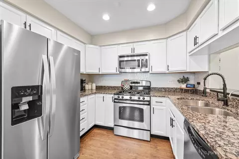 Kitchen - 4560 Topaz Dr, Hoffman Estates, IL 60192 photo 1 of 4