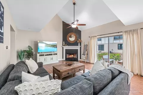 Living - 4560 Topaz Dr, Hoffman Estates, IL 60192 photo 1 of 3