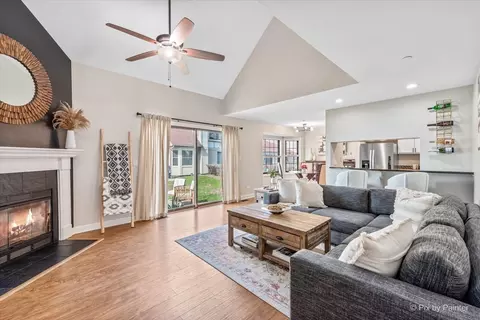 Living - 4560 Topaz Dr, Hoffman Estates, IL 60192 photo 2 of 3