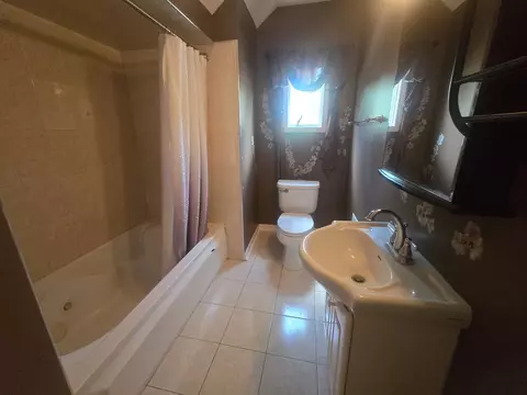 Bath - 312 Nuttall Rd, Riverside, IL 60546 photo 3 of 3