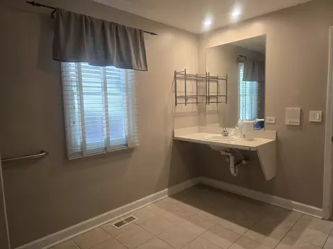 Bath - 312 Nuttall Rd, Riverside, IL 60546 photo 2 of 3