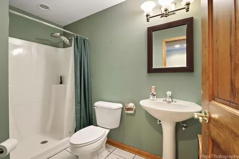 Bath - 5212 Hickory Ln, Mchenry, IL 60051 photo 4 of 5