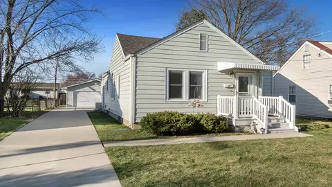 810 River Ln, Loves Park, IL 61111