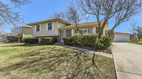 135 Scully Dr, Schaumburg, IL 60193