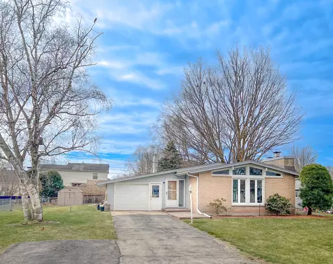 158 Thomas Dr, Sycamore, IL 60178