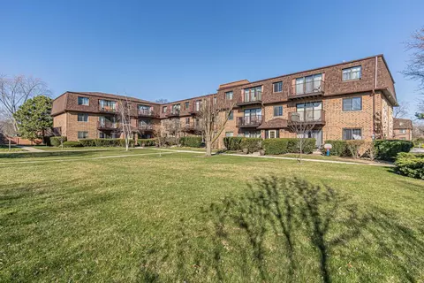 410 E Kensington Rd #E, Mount Prospect, IL 60056