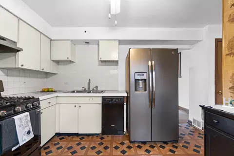 Kitchen - 9660 Lois Dr #A, Des Plaines, IL 60016 photo 2 of 3