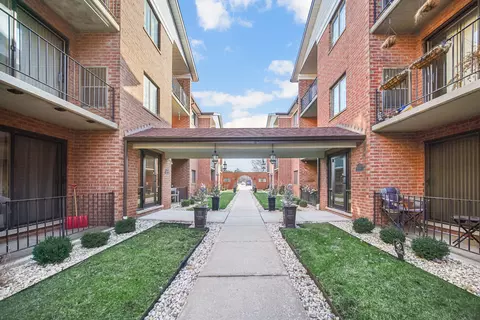 8428 W Catalpa Ave #303, Chicago, IL 60656