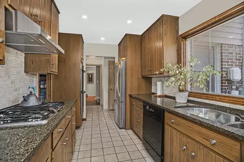 Kitchen - 9237 Hamlin Ave, Evanston, IL 60203 photo 2 of 3