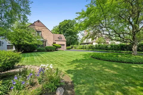 393 Sunset Ln, Glencoe, IL 60022