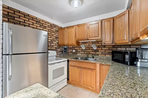 Kitchen - 2400 Algonquin Rd #18, Rolling Meadows, IL 60008 photo 2 of 2