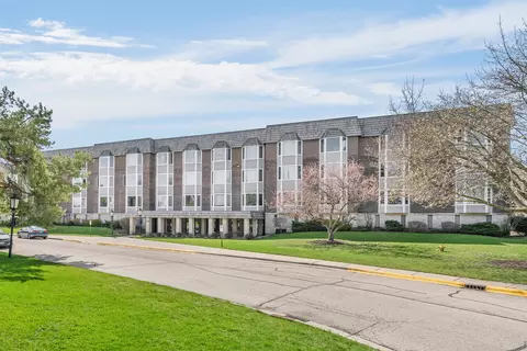 500 Thames Pkwy #1B, Park Ridge, IL 60068