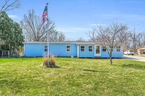 1205 Robin Rd, Mahomet, IL 61853