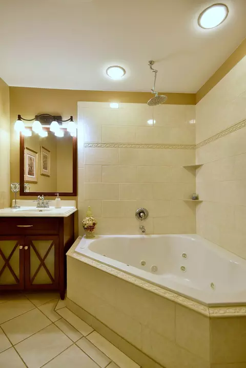 Bath - 16989 E Ritchie Rd, Rochelle, IL 61068 photo 1 of 4