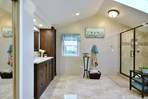 Bath - 16989 E Ritchie Rd, Rochelle, IL 61068 photo 3 of 4