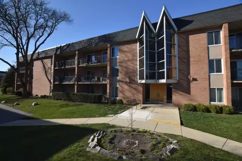 1104 N Mill St #304, Naperville, IL 60563