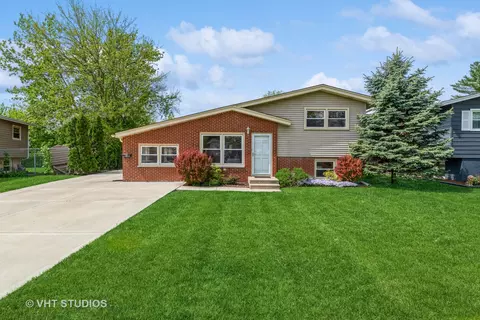 83 6th St, Wheeling, IL 60090