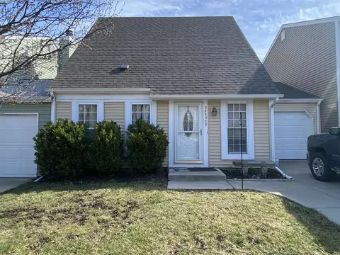 29 W407 Candlewood Ln, Warrenville, IL 60555