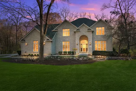 3303 Royal Fox Dr, Saint Charles, IL 60174