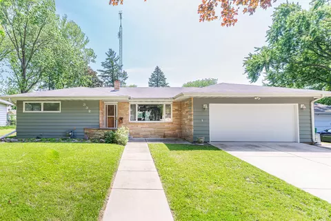 332 Kishwaukee Dr, Sycamore, IL 60178