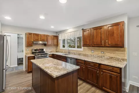 Kitchen - 1055 Cobblers Crossing Rd, Elgin, IL 60120 photo 2 of 3