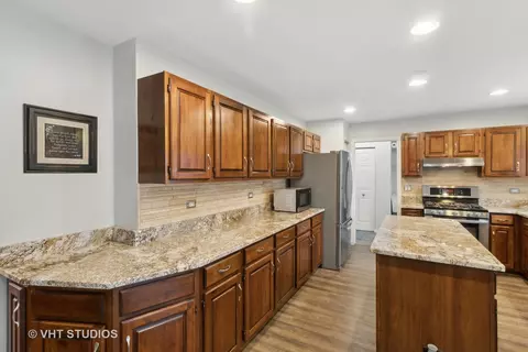 Kitchen - 1055 Cobblers Crossing Rd, Elgin, IL 60120 photo 3 of 3