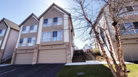 681 Diamond Pointe Dr, Mundelein, IL 60060