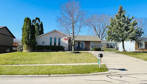 883 Pleasant St, Woodstock, IL 60098