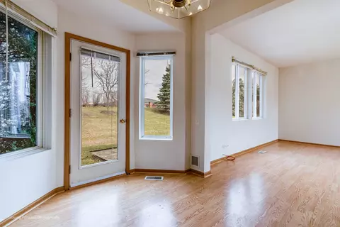 1086 Delta Dr, Elgin, IL 60123 photo 8